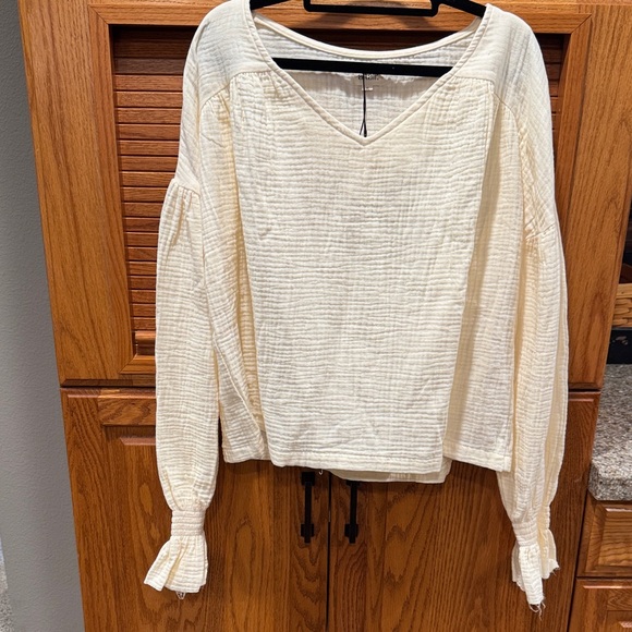 alt air Tops - Alt Air EUC Elegant Cream V-Neck Blouse